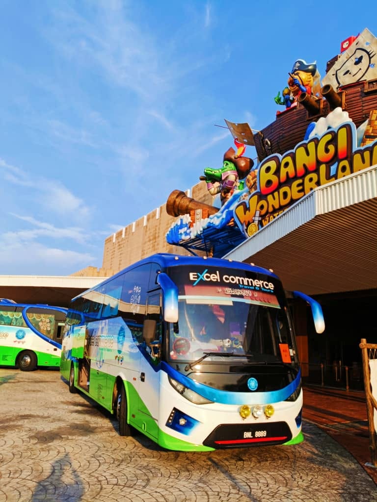 Singapore day trip from Malaysia - comfortable bus charter with tour packages